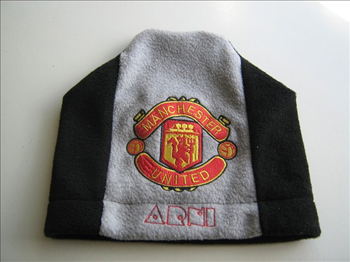 knitted hat with machine embroidery manchester united