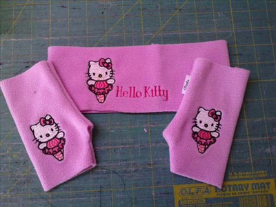 embroidered set with hello kitty design